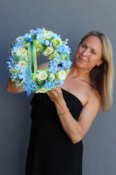 Niebieskie Obłoki, kwiatowy wianek ze wstążkami, śr.32cm 