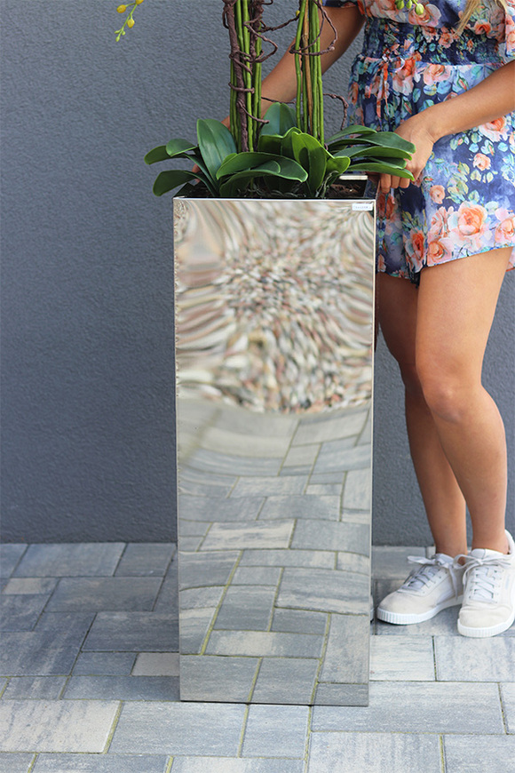 Moderno Mirror Galente, storczyk w metalowej donicy