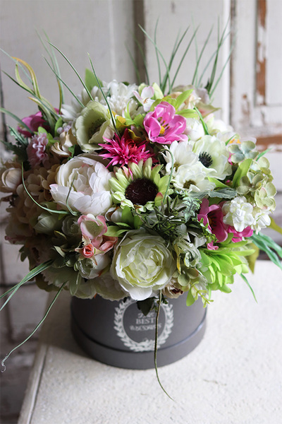 bogaty flowerbox z zielonych i  różowych kwiatów, Gerusto Helissa, wym.31x32cm