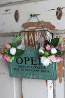 Open, tabliczka - zawieszka na drzwi z dekoracją kwiatową, wym.20x26cm 