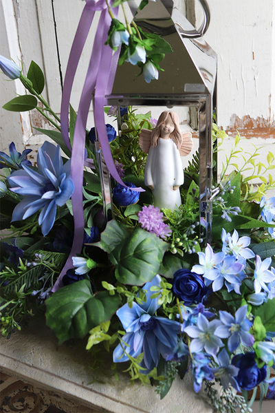 Angelo Garden Bluenia, kompozycja nagrobna ze srebrnym lampionem, wys.53cm