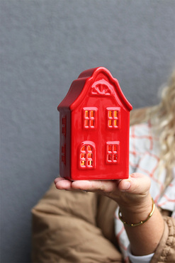 OD RĘKI Red XMAS, domek ceramiczny lampion LED B, wys.15.5cm 