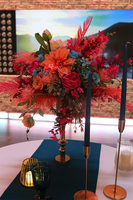 Bollywood, kompozycja kwiatowa w energetycznych kolorach, wys.70cm +wystające elem.