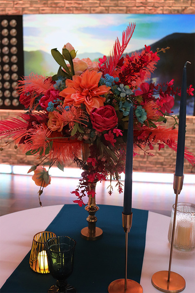 Bollywood, kompozycja kwiatowa w energetycznych kolorach, wys.70cm +wystające elem.