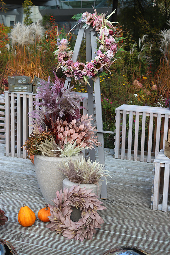 Wrzosowisko Capuccino, dekoracyjny wianek z liści i traw