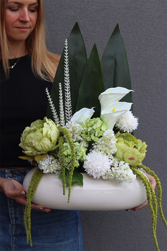 Parina Kalle, kompozycja kwiatowa w owalnej misie