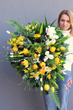 Spring Moment, wiązanka nagrobna z wiosennymi kwiatami, dł.109cm 