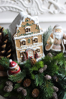 Domek W Śniegu, świąteczny stroik na plastrze drewna