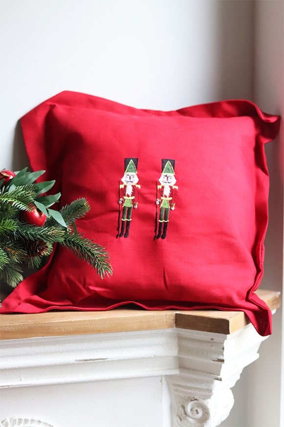 Xmas Nutcrackers, świąteczna poduszka, czerwona