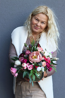 Derenata 2, kompozycja kwiatowa w złotej donicy