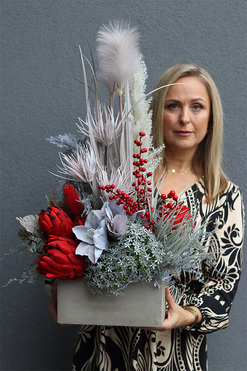 Berenika Red, kompozycja nagrobna w naczyniu, wym.78x55cm