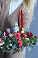 Czerwone Święta w Ptaszkowie, stroik ze świecami na tacce