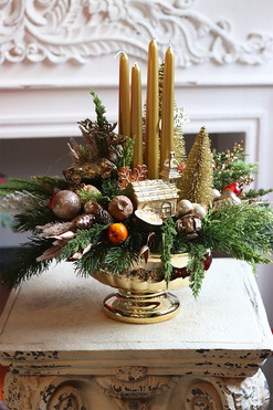 Złota Ballada, adwentowy stroik w złotym pucharze, wym.41x48cm