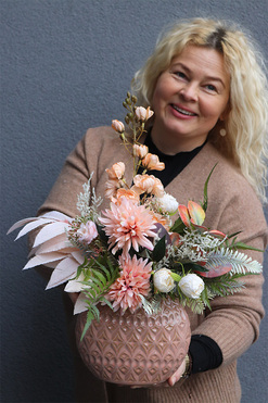 Dulia, wąska kompozycja kwiatowa na półkę, wys.47cm 