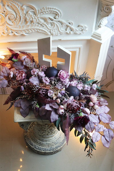 Mortario Christmas, dekoracja nagrobna z drewnianym krzyżem