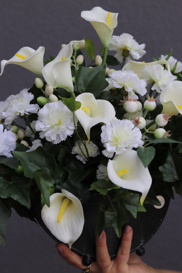 dekoracja nagrobna w naczyniu metalowym