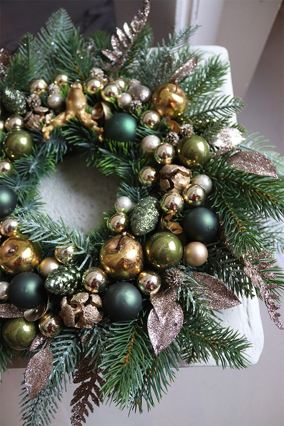 Złoty Wiek, świąteczny wianek z bombkami