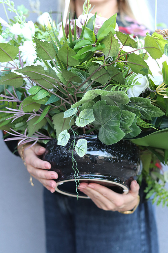 Cappucino, nagrobna kompozycja w misie, wym.40x98x55cm