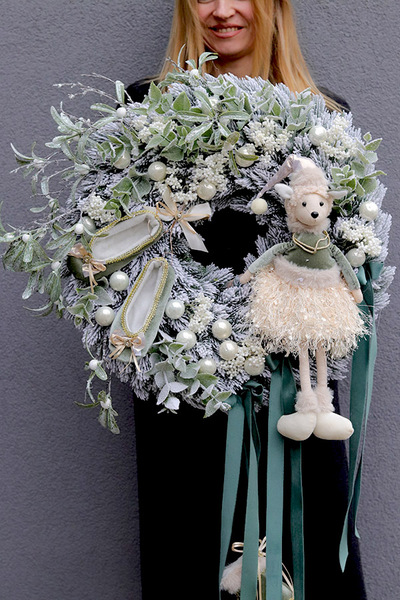 Zimowa Ballerina, świąteczny wianek dekoracyjny