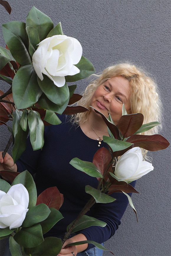 Magnolia Biellita, kwitnące drzewko w donicy fiberglass