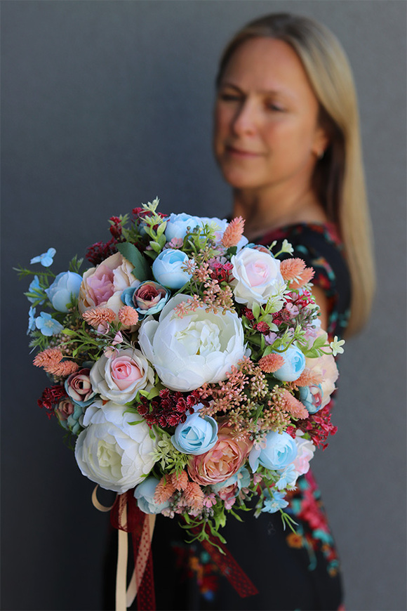 Romantyczna Daniela, kompozycja w kremowym naczyniu, wys.27cm