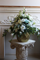 Blue Oceania Gold, kompozycja kwiatowa w naczyniu