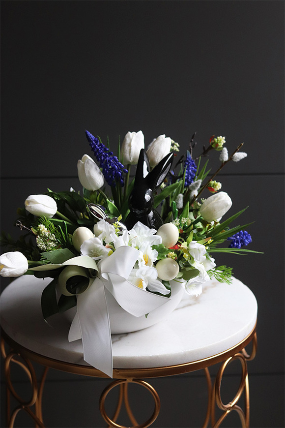 Moderni Black Easter, wielkanocna kompozycja w naczyniu