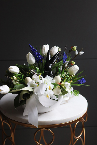 Moderni Black Easter, wielkanocna kompozycja w naczyniu