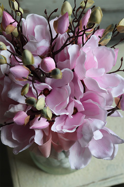 Magnolie Sweet Pink, wielkanocna kompozycja kwiatowa w szkle, wym.41x30cm