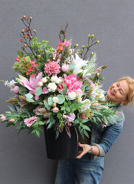 Liliano, kompozycja kwiatowa w czarnej donicy, wys.115cm 