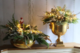 Elegancja Zimowa, kompozycja kwiatowa w złotym coolerze