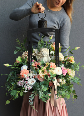 Angelo Garden Creamy Delia, kompozycja kwiatowa z lampionem, wys.62cm  