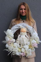 Doll Madleine, wianek dekoracyjny z lalką