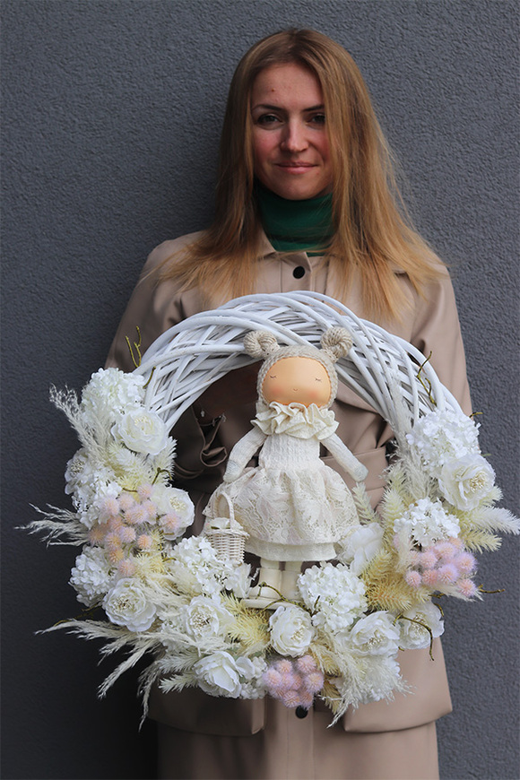 Doll Madleine, wianek dekoracyjny z lalką