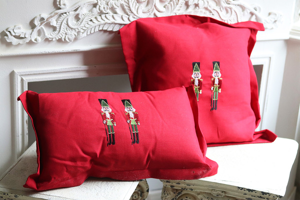 Xmas Nutcrackers, świąteczna poduszka, czerwona