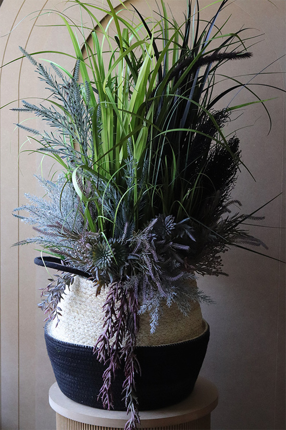 Simplata, sztuczna trawa w koszu z ziołami	