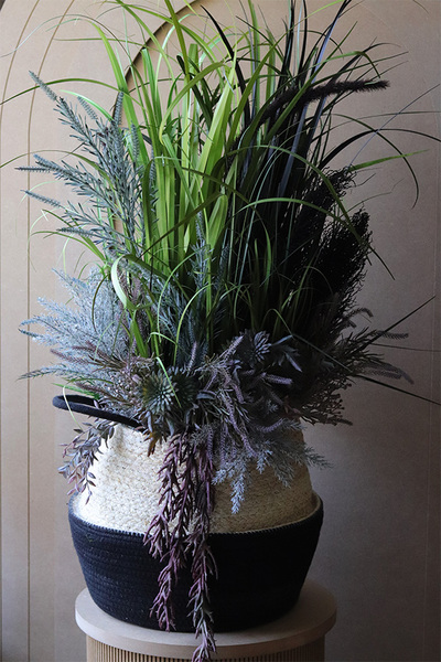 Simplata, sztuczna trawa w koszu z ziołami	