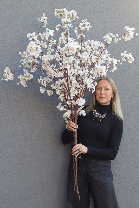 Jabłonka Vera, sztuczne kwiaty na gałązce, chłodna