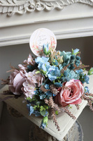 Reffia, kompozycja kwiatowa w naczyniu w groszki