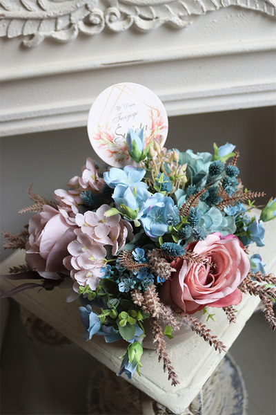 Reffia, kompozycja kwiatowa w naczyniu w groszki