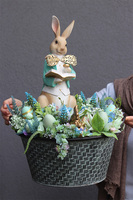 Easter Gentleman, stroik wielkanocny w metalowym koszu