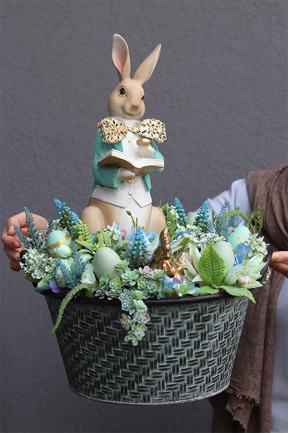 Easter Gentleman, stroik wielkanocny w metalowym koszu