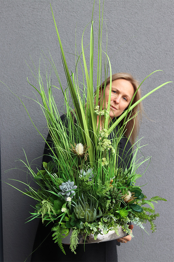 Manfredo Grasso 2, sztuczna trawa z sukulentami w lustrzanej donicy