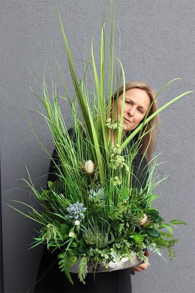 Manfredo Grasso 2, sztuczna trawa z sukulentami w lustrzanej donicy