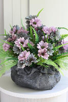 Alma Volcan, fioletowe kwiaty w ciężkim naczyniu