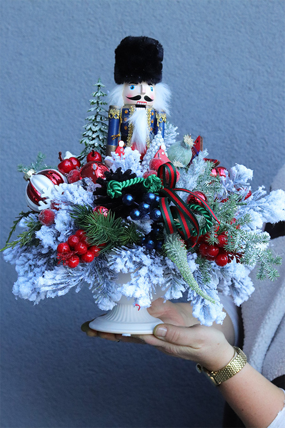 Nuts, świąteczny stroik z dziadkiem w pucharze