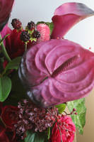 Cherry Antique, kompozycja kwiatowa z anturium