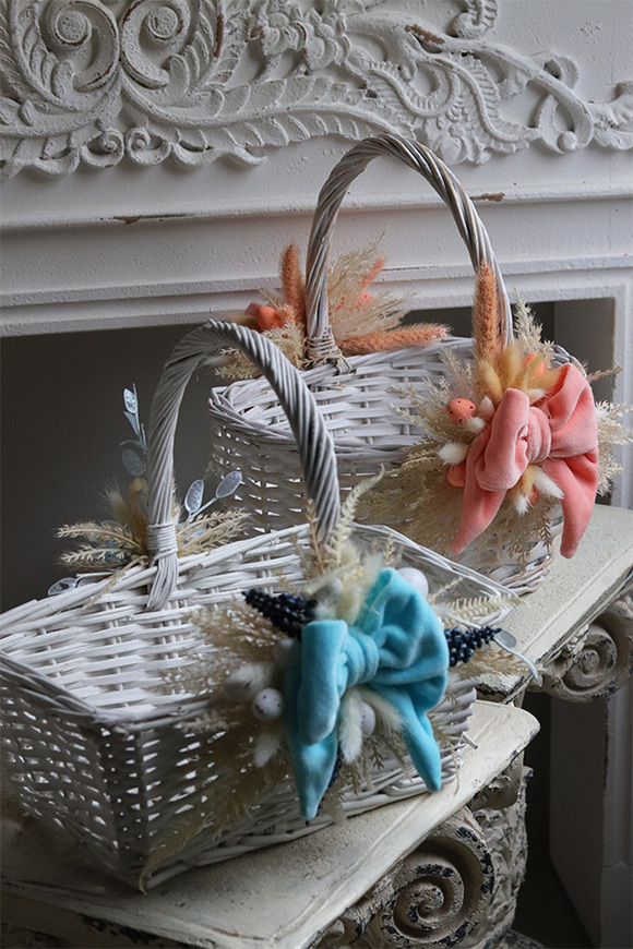 Morela Plushie, dwustronnie dekorowany koszyczek wielkanocny