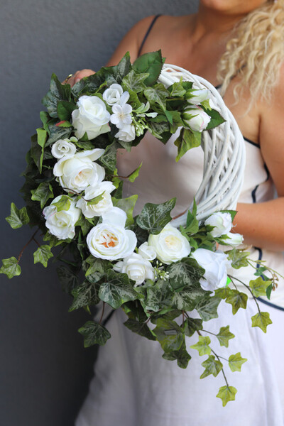 Różana Aleja 2, asymetryczny wianek dekoracyjny