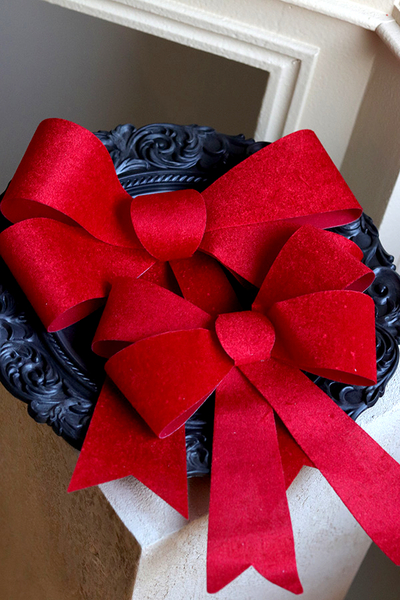 Astrid Red, dekoracyjna kokarda zawieszka